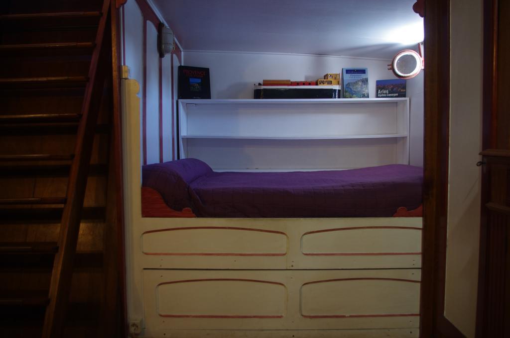 Bed and Breakfast Péniche Le Hasard Villeneuve-lès-Avignon Zimmer foto